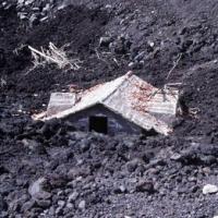 Maisons semi englouties dans la lave